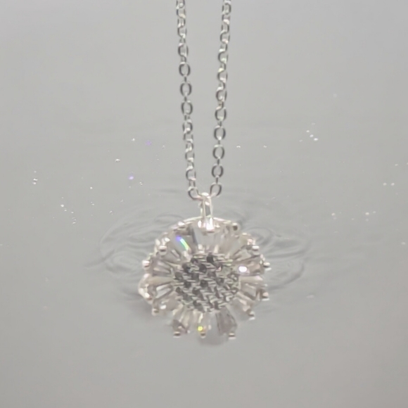 Swarovski Crystal pendant and silver tone necklace - Picture 3 of 7